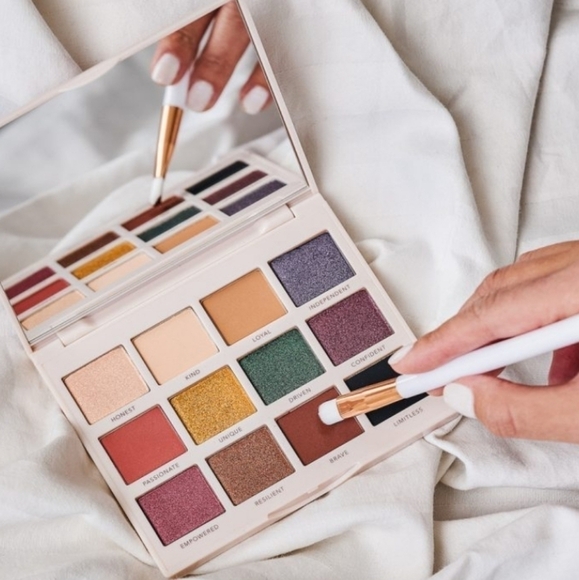 PERSONA COSMETICS IDENTITY TWO EYESHADOW PALETTE. - Picture 2 of 12